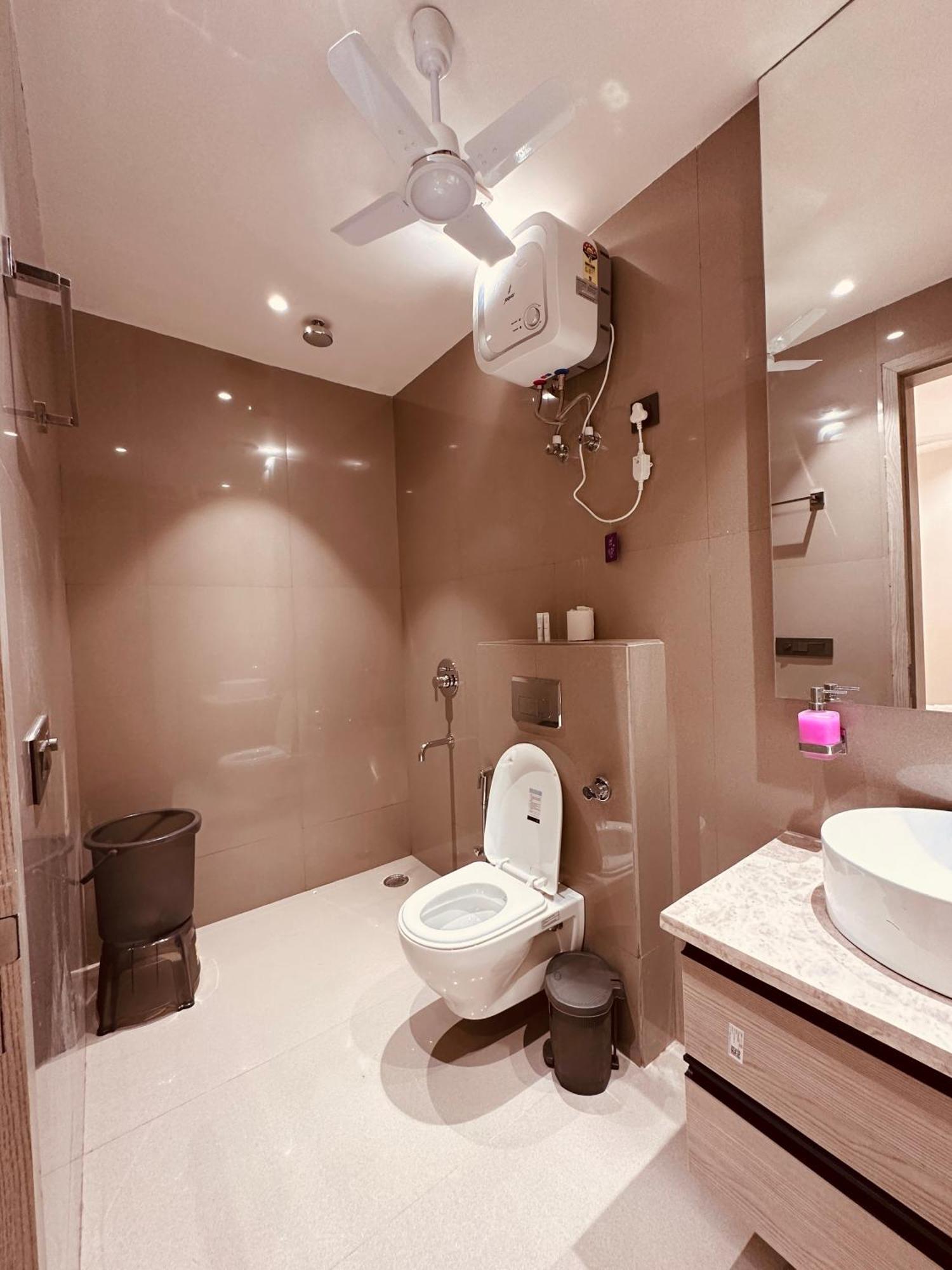 The Lodgers 2 Bhk Serviced Apartment Near Artemis Hospital Sector 57 Gurgaon - Nearest Metro Station Sector 54 Chowk Exterior foto