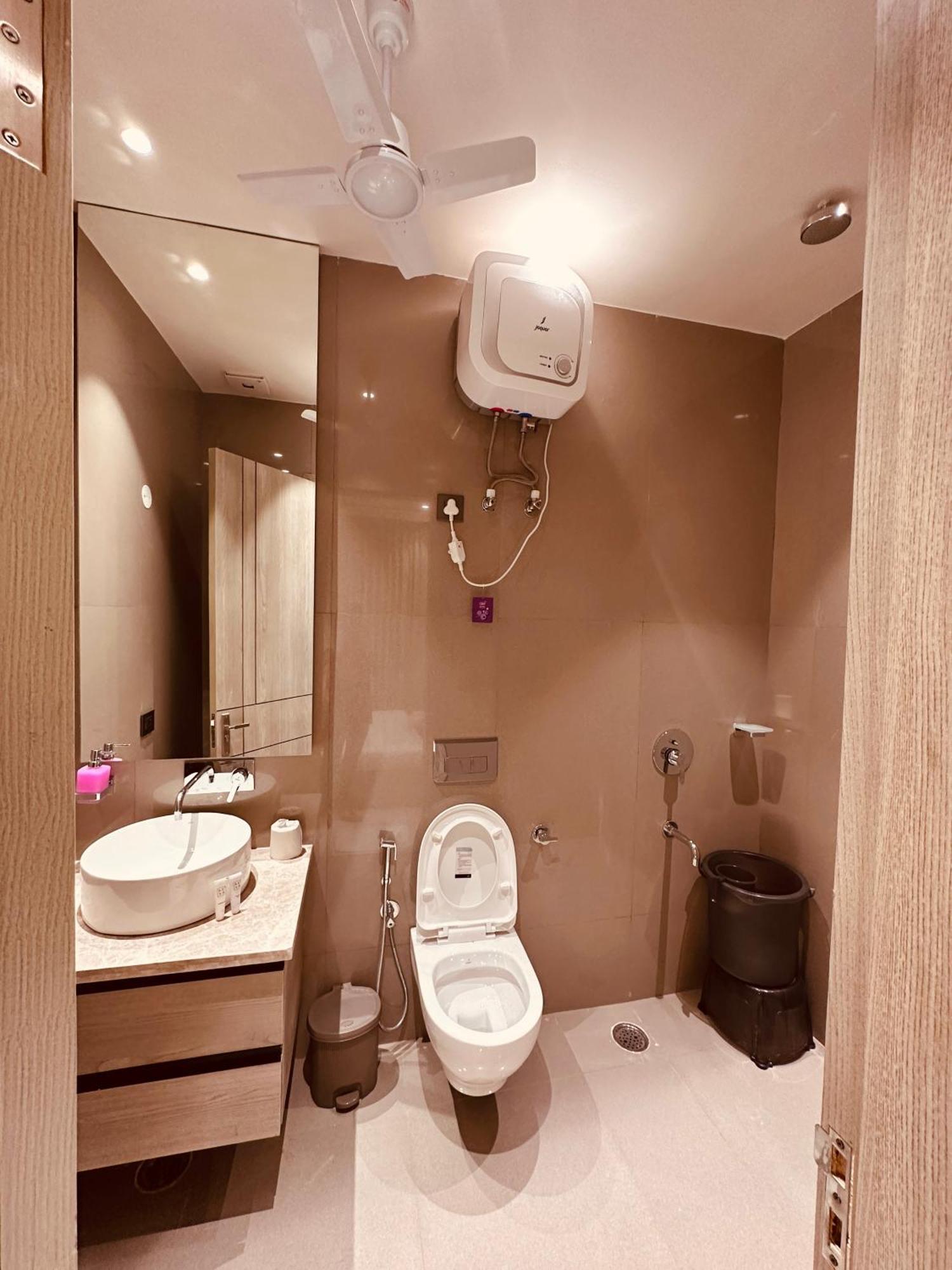 The Lodgers 2 Bhk Serviced Apartment Near Artemis Hospital Sector 57 Gurgaon - Nearest Metro Station Sector 54 Chowk Exterior foto